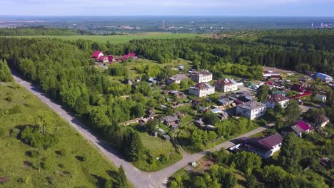 vista aérea de un pueblo en el bosque