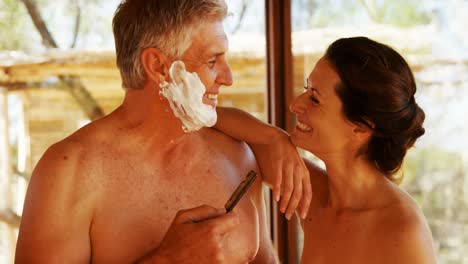 una pareja sonriente mirando cara a cara 4k