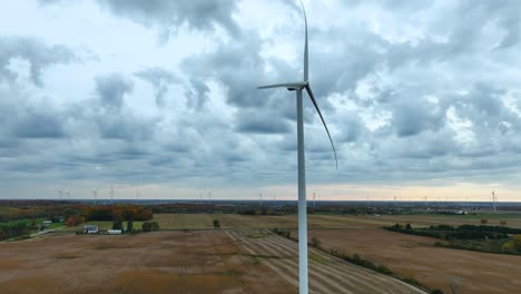 Aufwärtsbewegung-Mit-Drohne,-Um-Die-Volle-Größe-Der-Turbine-Zu-Zeigen