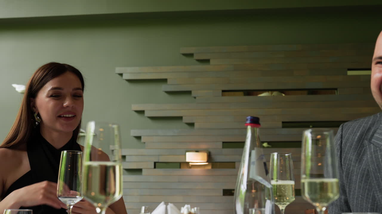 사람들이 식당에서 시간을 보내고 있습니다.