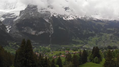 Luftaufnahme-Eines-Schweizer-Grastals-Mit-Bergketten-Im-Hintergrund