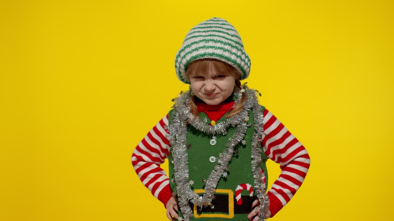 Nespokojená dívka v kostýmu vánočního skřítka s nešťastným, naštvaným a smutným výrazem. Negativní emoce.