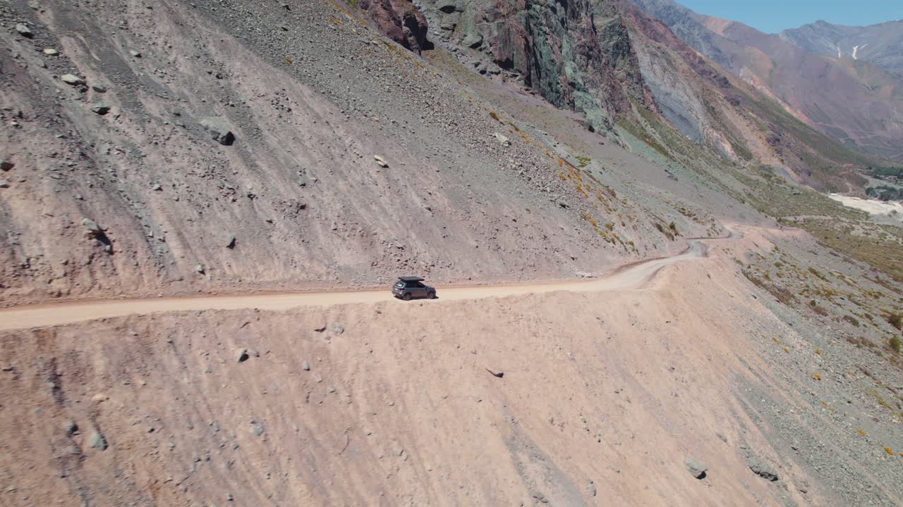 camión con carpa en la azotea conduciendo en un paso de montaña todoterreno en andes, chile