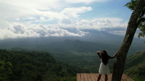 Hermosa-Vista-Del-Valle-Desde-El-Mirador-De-Lahangan-En-Bali-Al-Atardecer-Con-Vista-Al-Volcán,-Antena