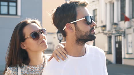 pareja feliz al aire libre