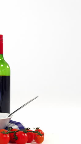 vino tinto con un plato de pasta