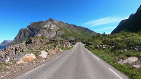 Punto-De-Vista-Del-Vehículo-Conduciendo-Un-Coche-En-Una-Carretera-En-Noruega