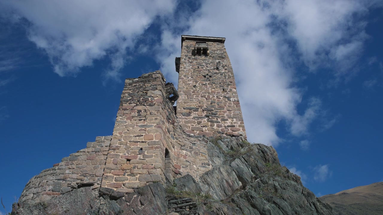 Antigua fortaleza de piedra con Torre Svan