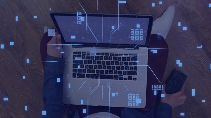 Animação de placa de circuito com processamento de dados sobre homem caucasiano usando laptop