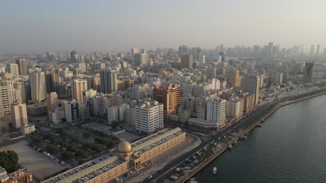 4k:-Vista-Aérea-Del-Casco-Antiguo-De-Sharjah-Con-El-Horizonte-De-La-Ciudad,-Torres-Residenciales-En-Los-Emiratos-árabes-Unidos