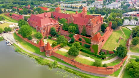 Fortificaciones-Del-Castillo-De-La-Orden-Teutónica-En-Malbork-Desde-El-Este