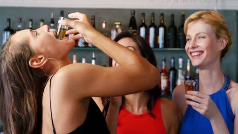 Mujeres-Jóvenes-Con-Trago-De-Tequila-En-La-Barra-Del-Bar.
