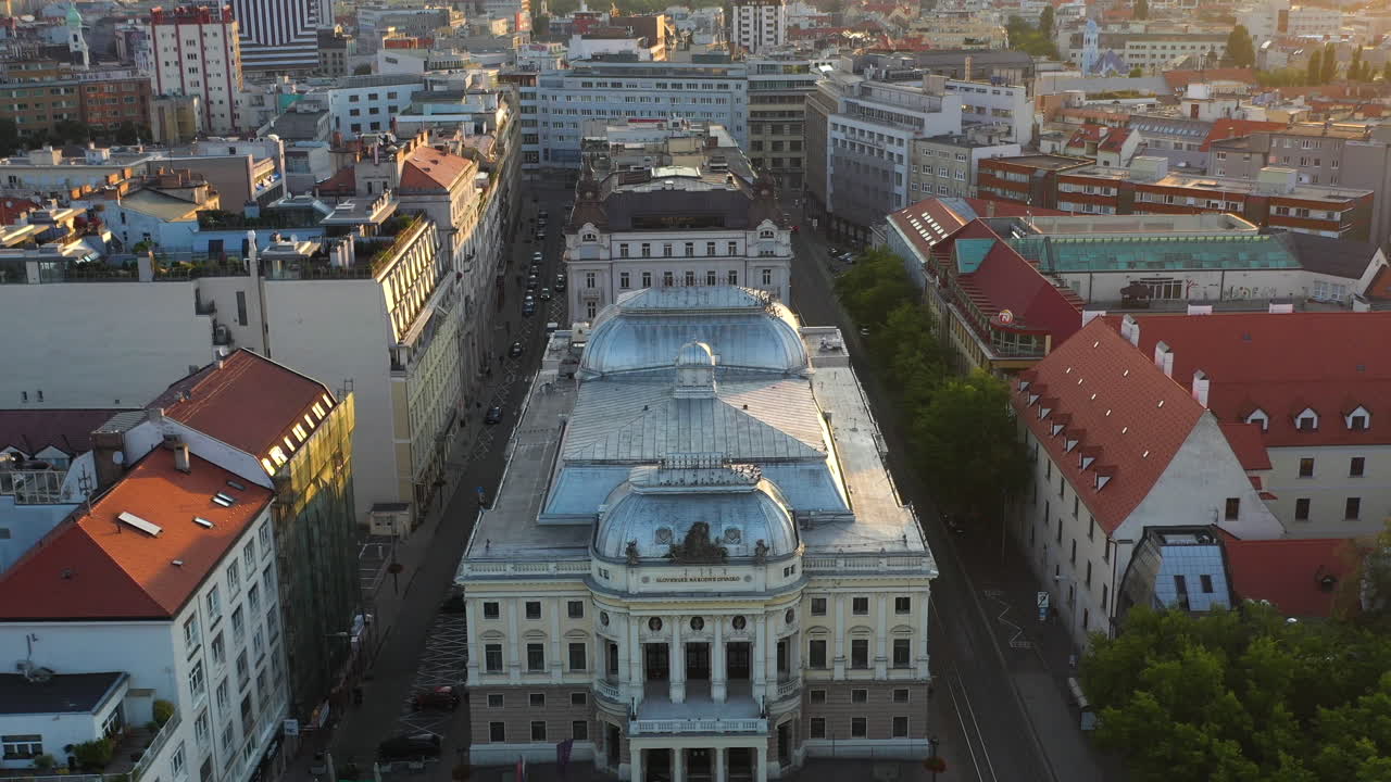 reveladora toma de drones con el antiguo edificio del teatro nacional eslovaco en bratislava eslovaquia