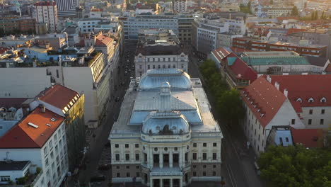 Aufschlussreiche-Drohnenaufnahme-Mit-Dem-Alten-Gebäude-Des-Slowakischen-Nationaltheaters-In-Bratislava-Slowakei