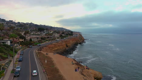 Vuelo-Aéreo-A-Baja-Altura-Sobre-Los-Acantilados-Del-Atardecer,-Point-Loma,-San-Diego,-California