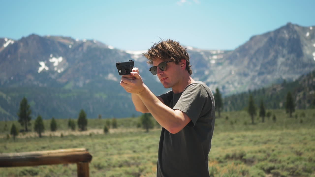 En skytte affyrer en pistol på en skydebane i vildmarken ved Mammoth Lakes.