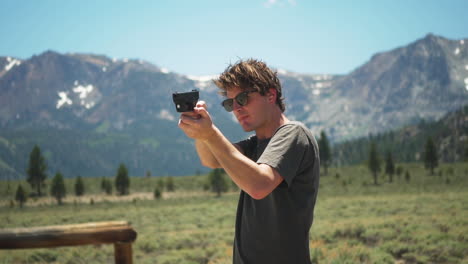 tirador caucásico disparando una pistola en el campo de tiro del desierto de mammoth lakes