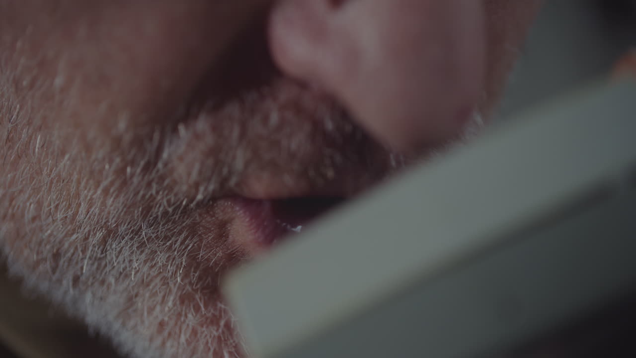 스파이는 신중한 녹음을 듣습니다.