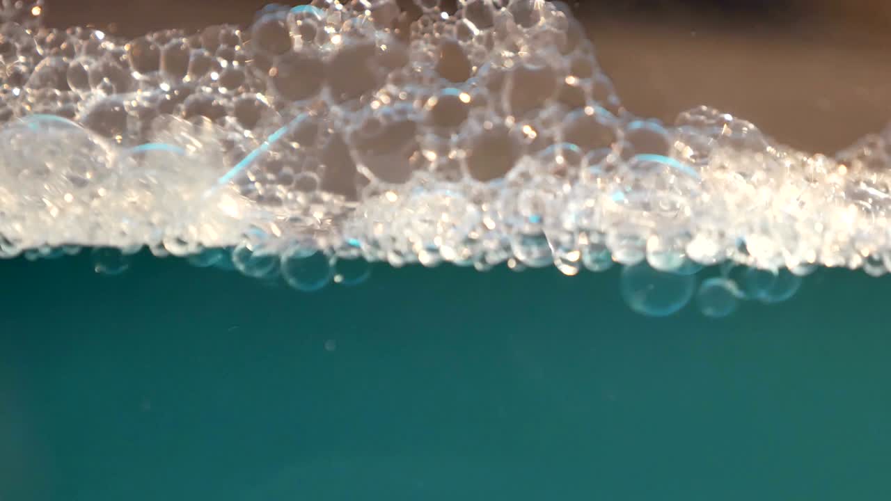 la burbuja de aire en el agua a través del vidrio