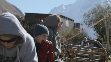 familia disfrutando de una vista panorámica en un pueblo de montaña