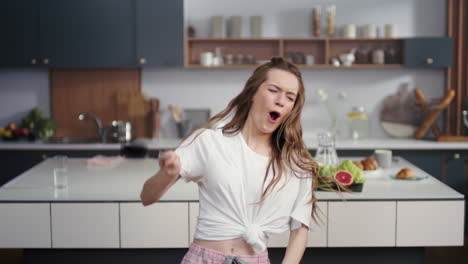 Mujer-Divertida-Divirtiéndose-En-La-Cocina-De-Casa.-Linda-Chica-Tocando-El-Tambor-Con-Un-Utensilio-En-El-Interior