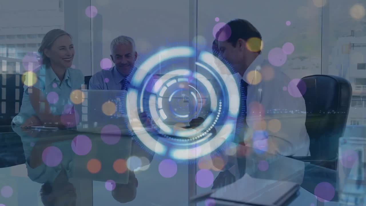 animación de escáner redondo de neón y puntos de luz sobre diversos empresarios discutiendo en la oficina
