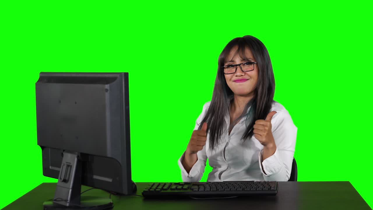 mujer de negocios cantando y mostrando los pulgares hacia arriba