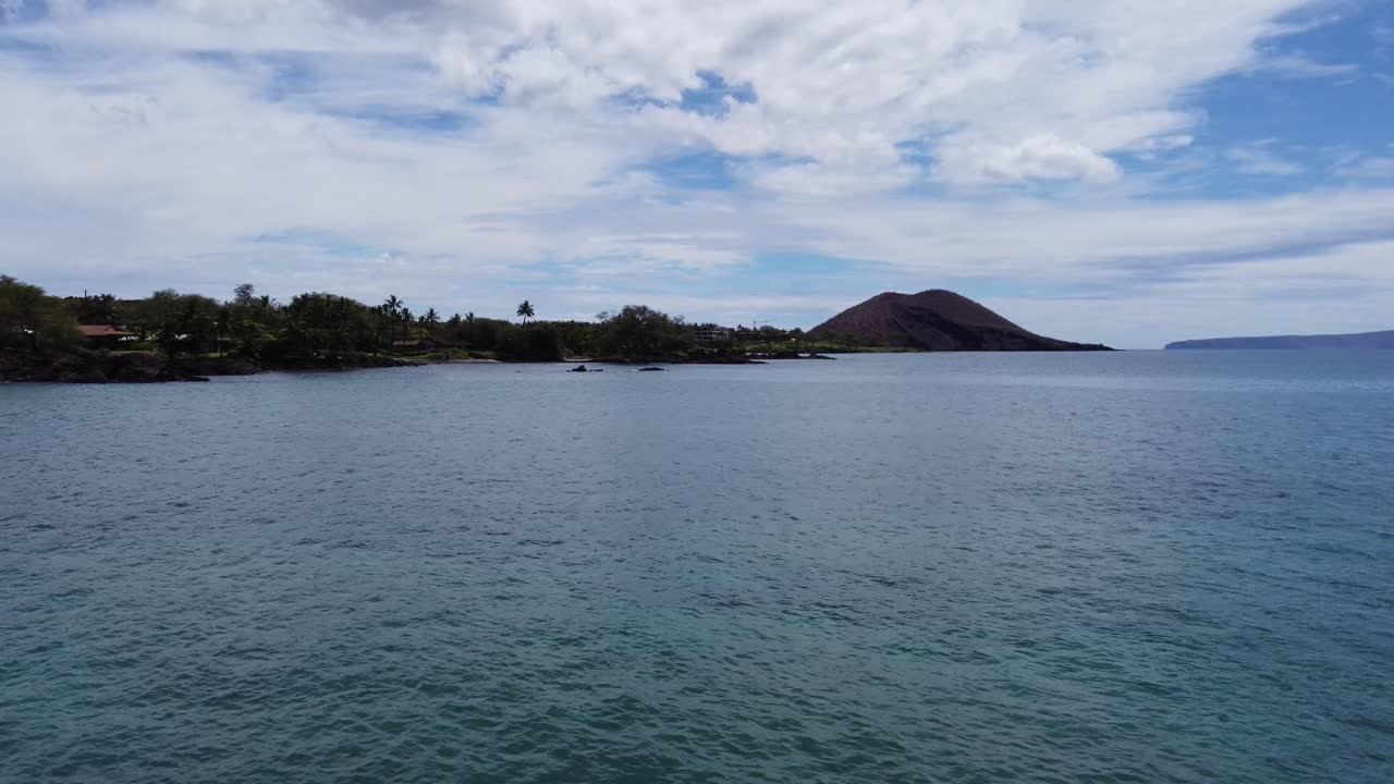 Scatto panoramico del paesaggio hawaiano e di un ragazzo seduto