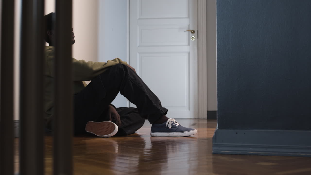 바닥에 앉아있는 슬픈 남자