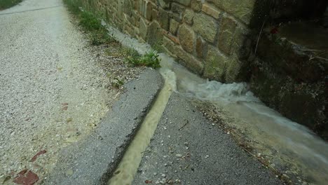 close-up de fortes chuvas fluem para os drenos que evitam danos à estrada