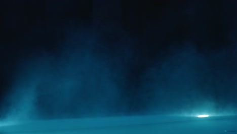 primer plano de vapor sobre la piscina del hotel por la noche