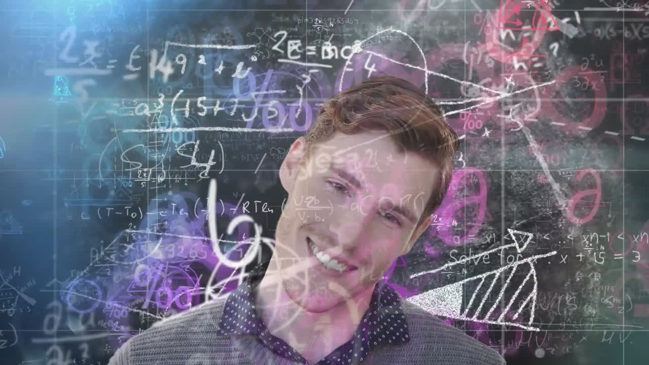 hombre feliz sobre ecuaciones matemáticas.