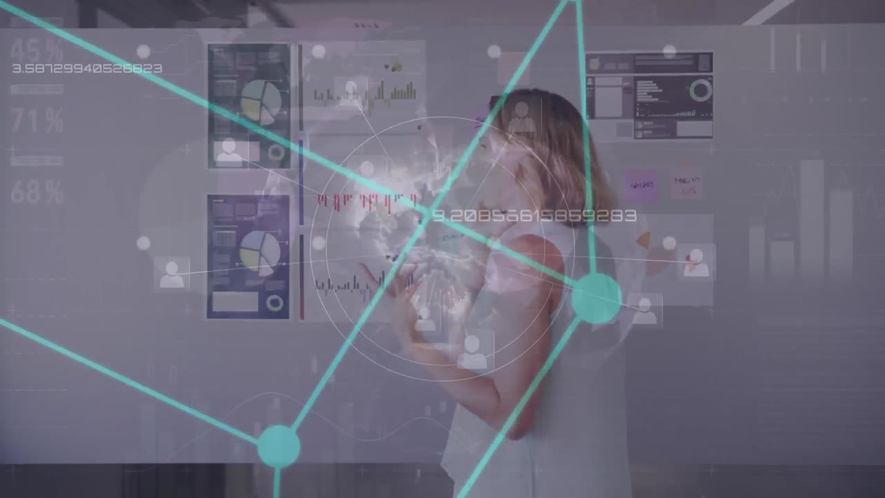 animación de la red global de procesamiento de datos sobre mujeres de negocios caucásicas que usan el teléfono en la oficina