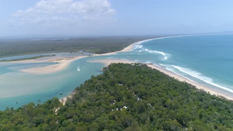 Eine-Luftaufnahme-Zeigt-Motorboote,-Die-Entlang-Der-Küste-Der-Noosa-Of-Shire-In-Queensland-Fahren