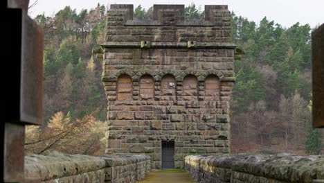 vistas de las famosas presas de piedra howden y derwent, utilizadas en la filmación de la película dam busters