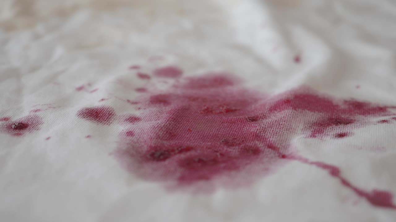 mancha roja en una camisa blanca