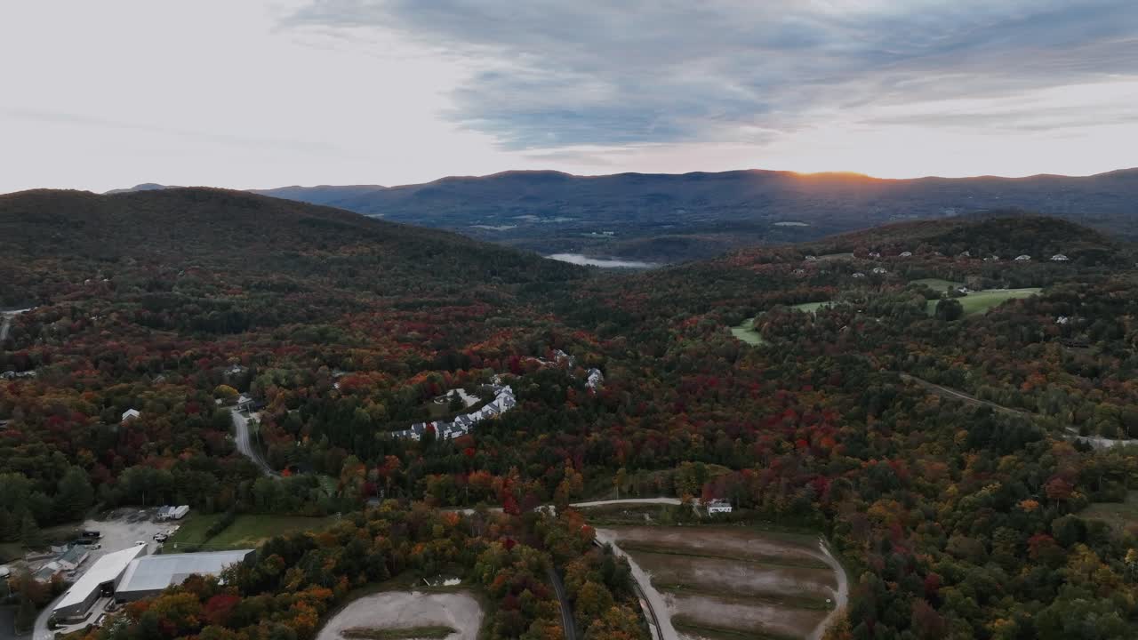 vista aérea panorámica de las montañas forestales en la ciudad de killington y la estación de esquí durante el otoño en vermont, estados unidos