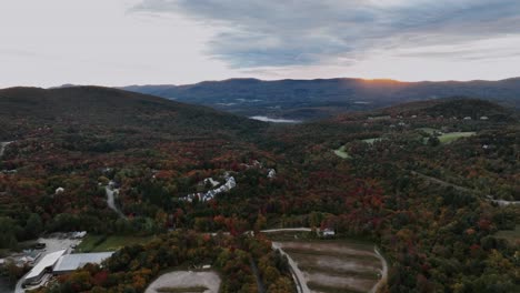 Vista-Aérea-Panorámica-De-Las-Montañas-Forestales-En-La-Ciudad-De-Killton-Y-La-Estación-De-Esquí-Durante-El-Otoño-En-Vermont,-EE.UU.