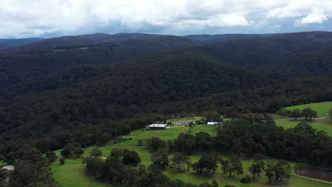 Luftaufnahme-über-Den-Otway-Nationalpark-Und-Den-Nahe-Gelegenen-Golfplatz,-Lorne,-Australien