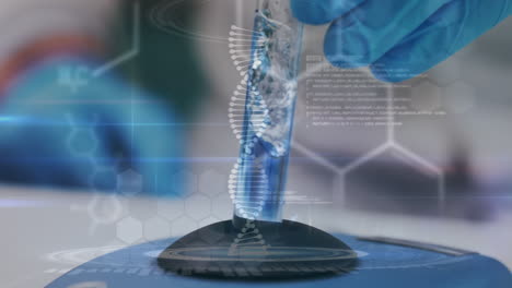 animación de la cadena de adn y procesamiento de datos en primer plano de un científico que trabaja en el laboratorio