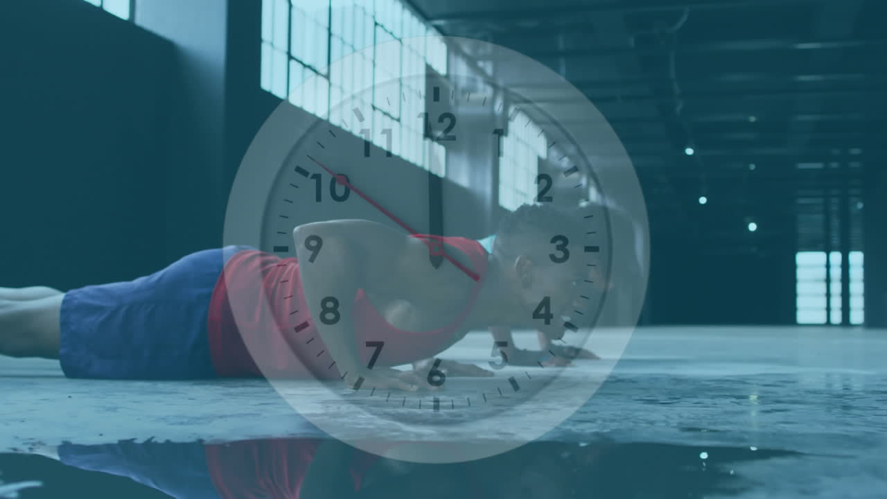 아프리카계 미국인 남성과 여성이 푸시업 운동을 하는 동안 시계가 뛰고 있습니다.