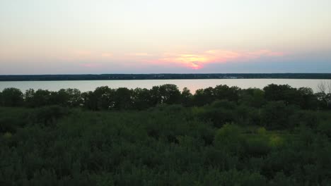 Hermoso-Vuelo-Aéreo-De-Drones-Sobre-El-Lago-Seneca-Nueva-York-Al-Atardecer