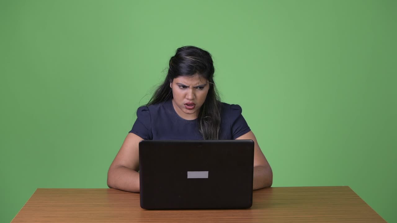 joven sobrepeso hermosa mujer de negocios india contra fondo verde