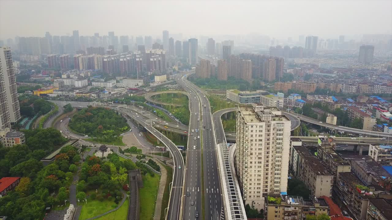 china paisaje de la ciudad de wuhan día tiempo tráfico intersección de carreteras panorama aéreo 4k