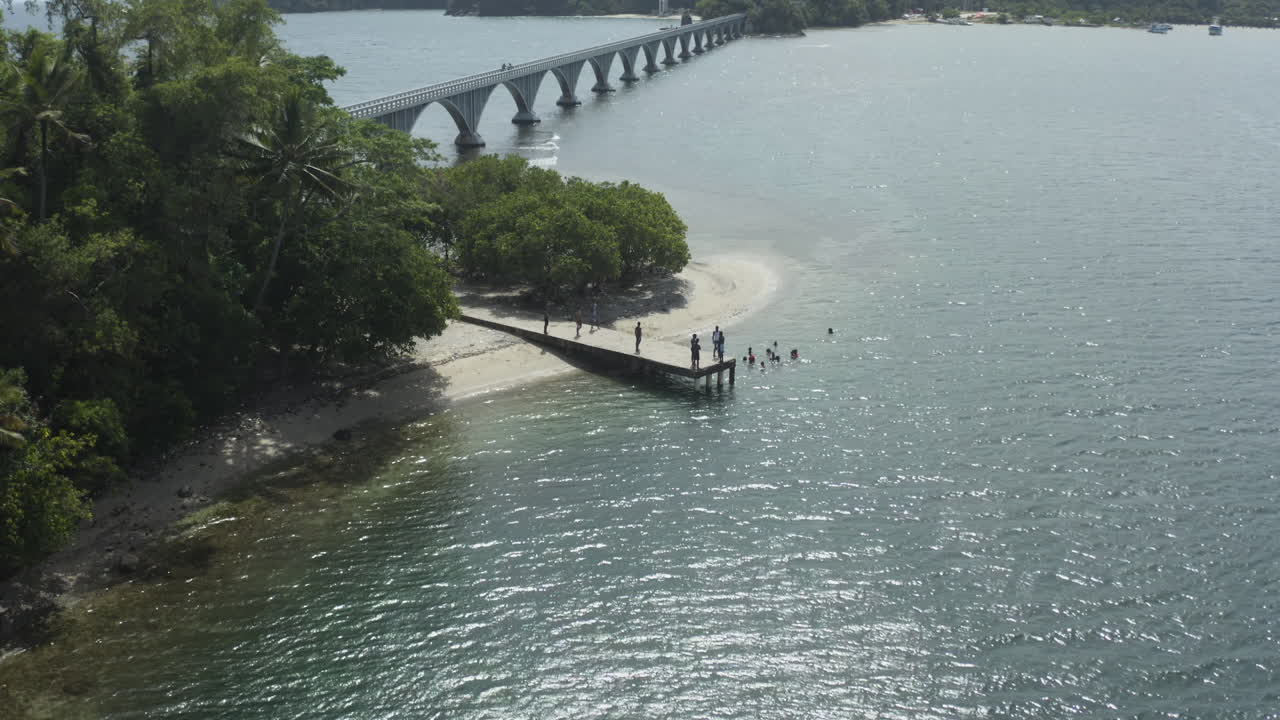 공중 - 작은 도크, 사마나, 도미니카 공화국에 있는 다리와 사람들, 샷 낮추기