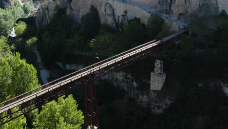 Puente-Que-Cruza-El-Valle-Hacia-Cuenca,-España---Antena