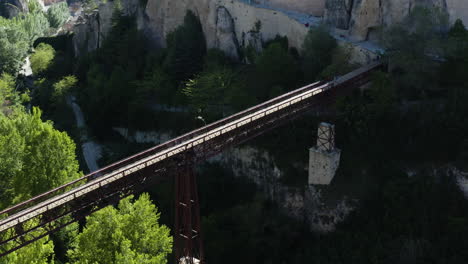 puente que cruza el valle hacia cuenca, españa - antena