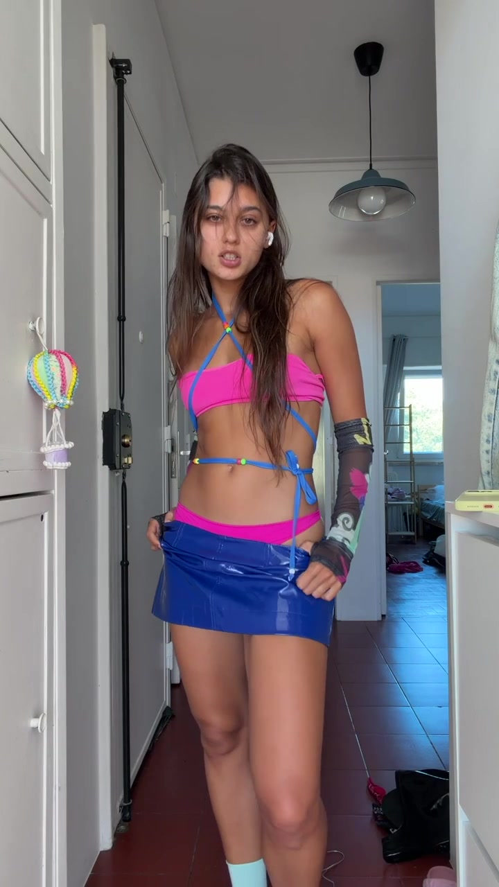 Giovane donna che balla con un outfit colorato in stile Y2K