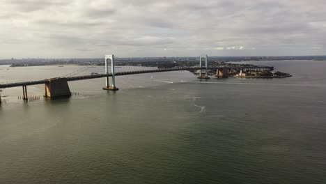 Eine-Luftaufnahme-Der-Throgs-Neck-Bridge-über-Den-East-River