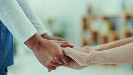 enfermera, mujer mayor y tomándose de la mano para consolarse